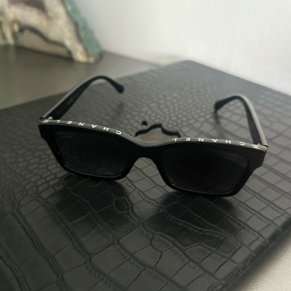 CHANEL Elegant Black Eyewear